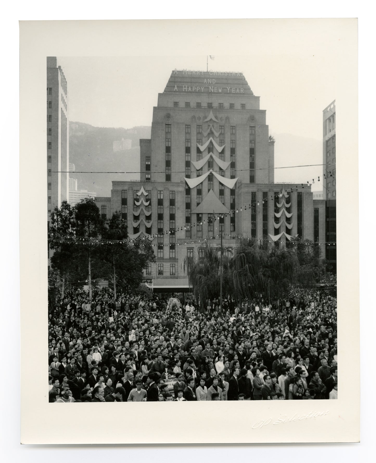 Crowds celebrating New Year in front of Hong Kong And Shanghai Banking building